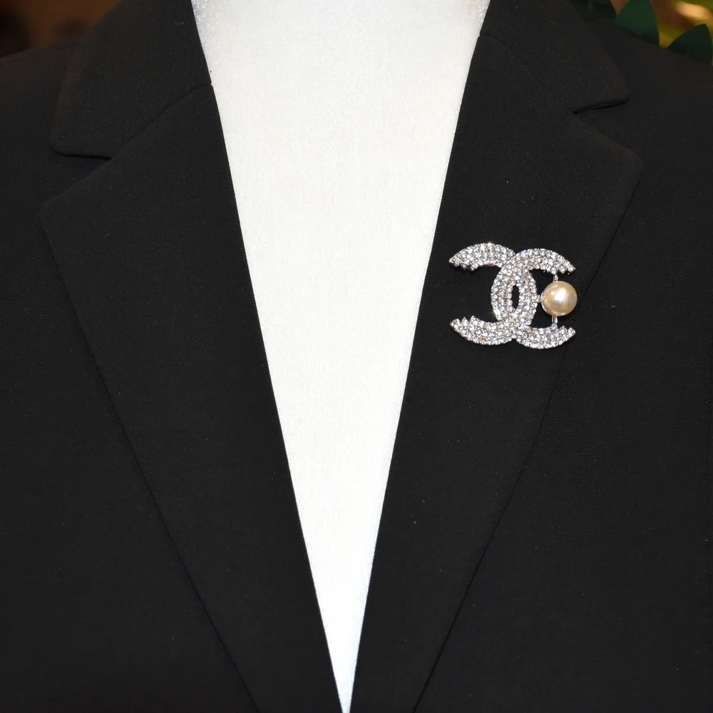 Elegant Designer Brooch – Timeless & Sophisticated